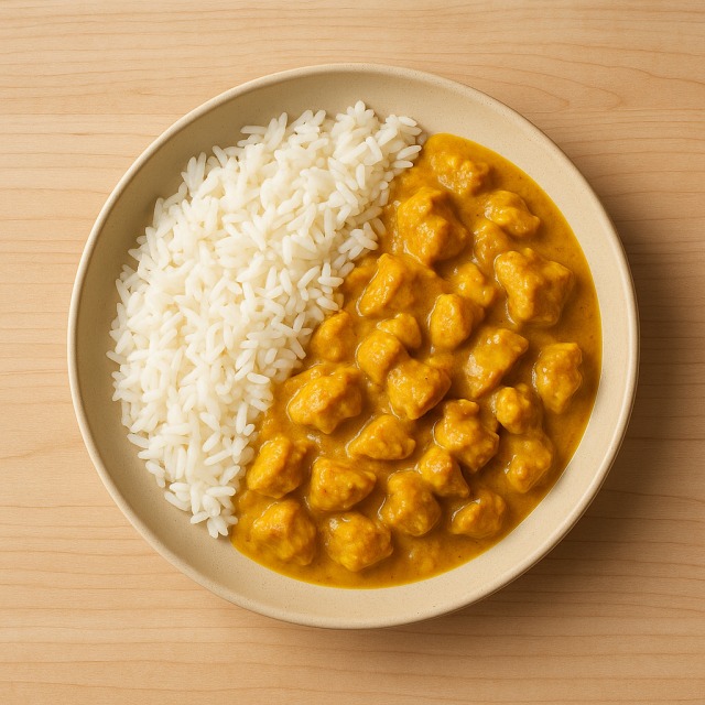 Le curry de poulet avec riz